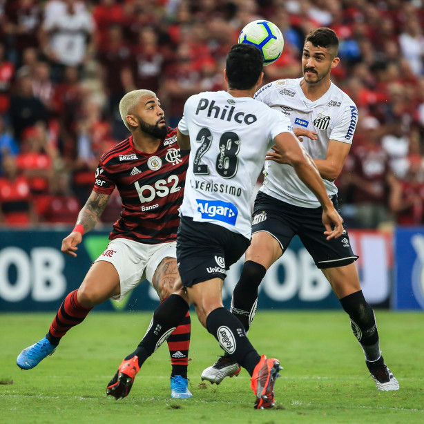 Entrosamento da zaga pode ser mais r�pido!