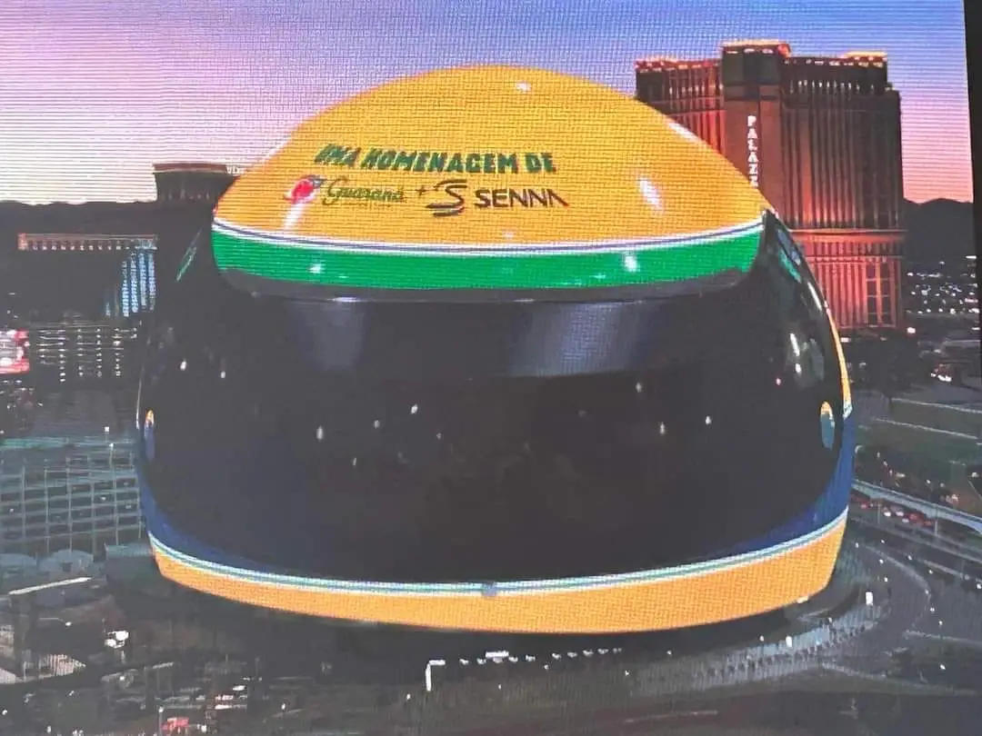 Off - Ayrton Senna sendo homenageado na esfera de Las Vegas