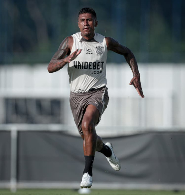 Corinthians admite sada de Paulinho e busca substituto no mercado