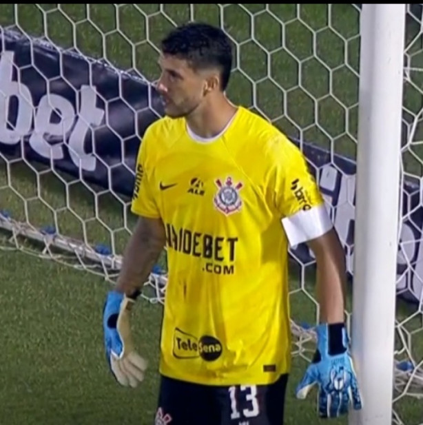 Novo goleiro j� t� se aquecendo.