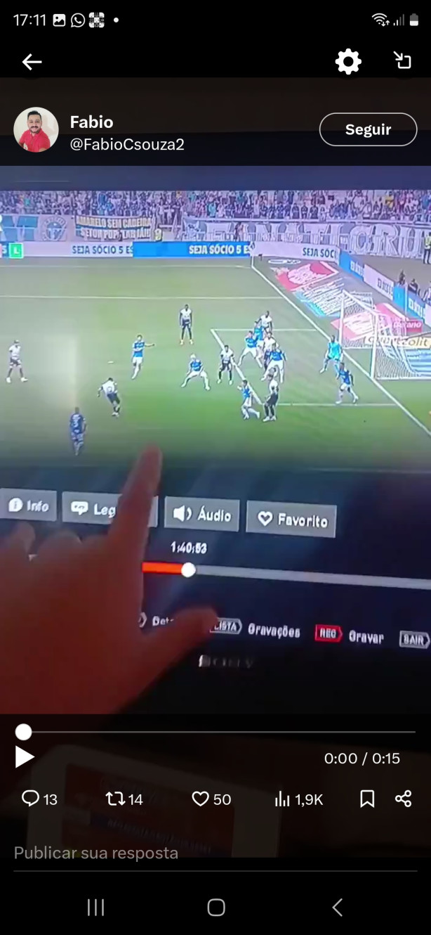 Olha o zagueiro onde estava