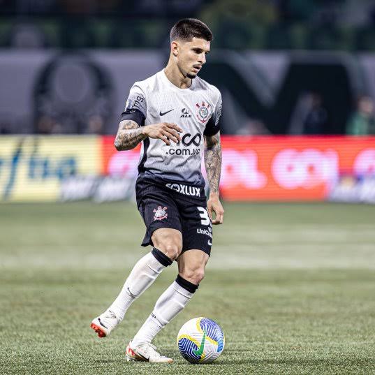 O Ajax est interessado na contratao do lateral-direito Lo Man
