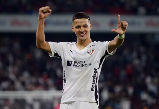 BRIGA COM RIVAL! Fluminense disputa contratação de Alex Arce da LDU com o Corinthians