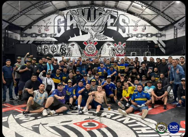 gavi�es da Fiel recebendo a torcida do boca
