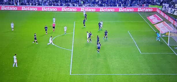 Olha o primeiro gol, defesa desentrosada