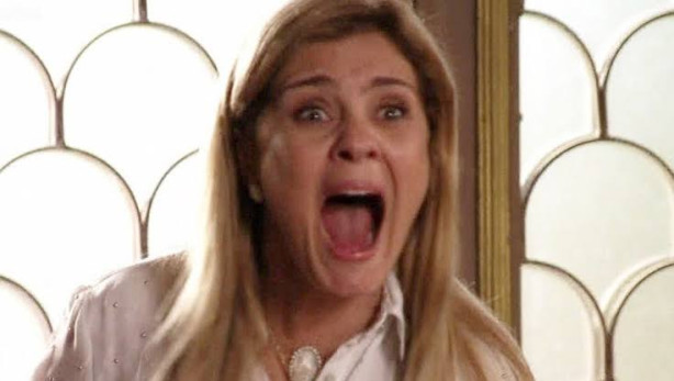 Tia Carminha hip�crita.