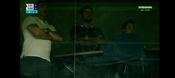 Tonh�o assistindo