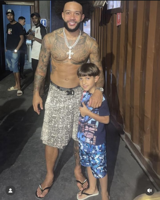 Simplesmente Memphis Depay na folga dele!