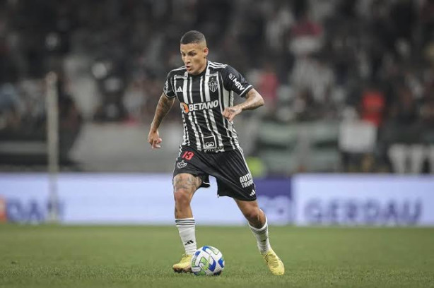 quem o Corinthians devia contratar para a lateral esquerda em 2025?