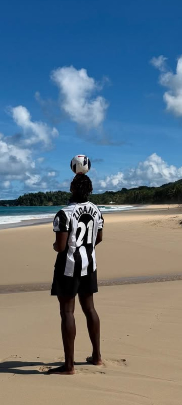 Agora o Pogba representou com as cores preto e branco
