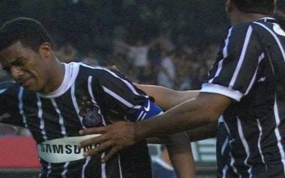 Beto - "l para dentro da rea, ele foi. Bate a bola l pra dentro, olha a chance do...