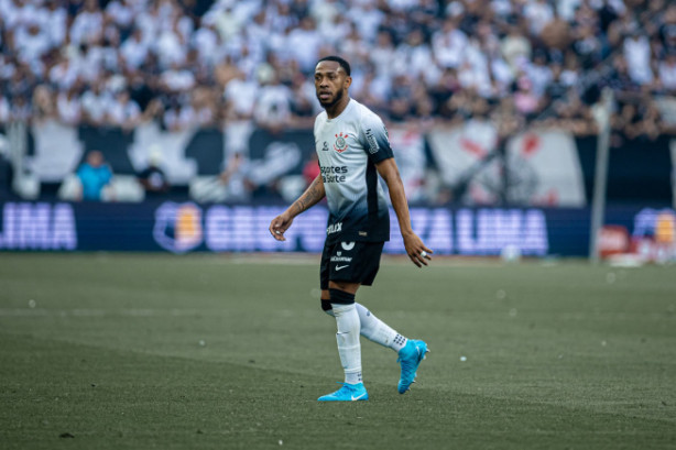 Martinez na lateral direita?