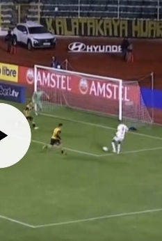 E ainda perdem um gol desses, sem goleiro