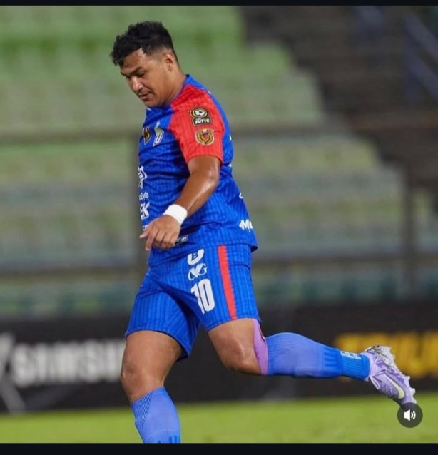 Universidade central com jogadores acima do peso e adolescentes no time
