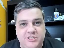 Cafezeiro viu que a torcida estava entrando em uma onde de criticar o Memphis, o que ele fez?