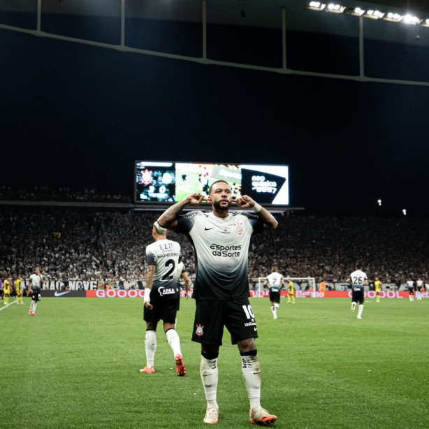 Memphis com o manto alvinegro