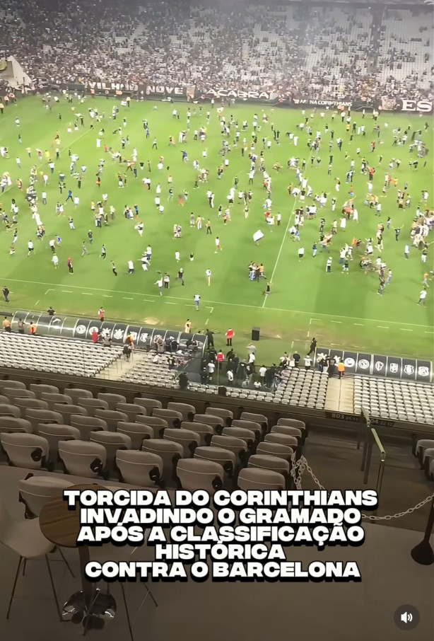 Torcida do Corinthians invadindo o gramado ap�s o apito final contra o Barcelona nessa quarta.