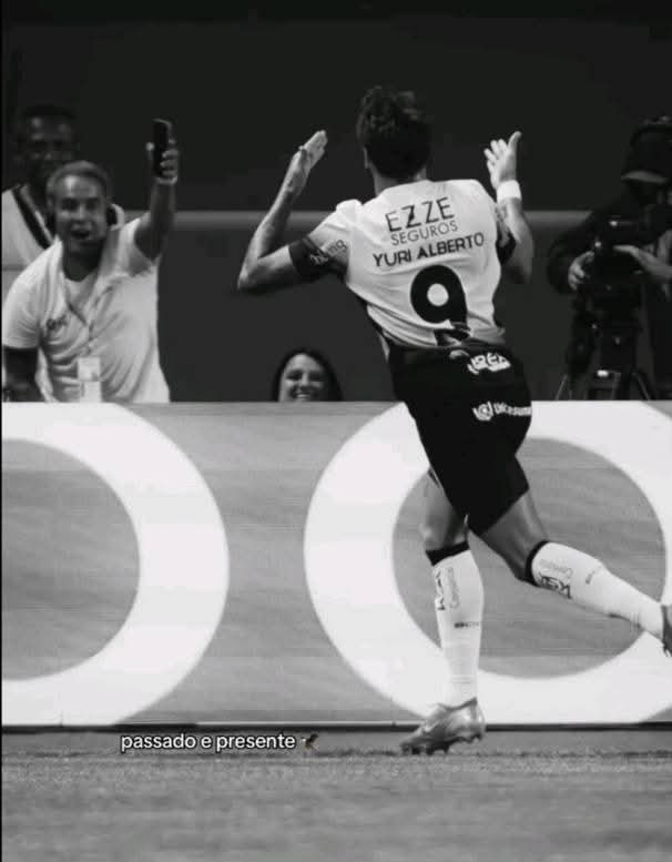 Yuri comemorando o gol na frente do Jadson