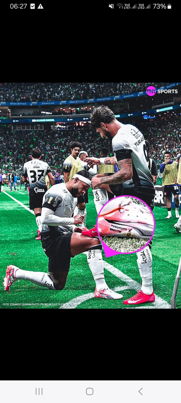 Se liga no detalhe da chuteira do Depay.