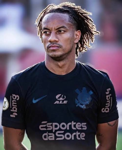 Carrillo tem uma coleo de ternos!