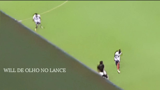 Uma imagem do suposto impedimento contra o Bahia.