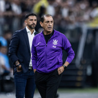Ramn e Emiliano saem pela porta da frente