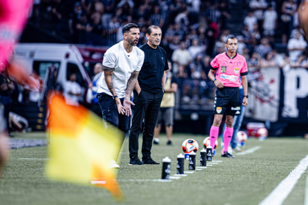 Ramn e Emiliano saem pela porta da frente