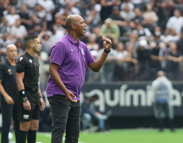 Esse interino tem que ser expulso das depend�ncias do Corinthians
