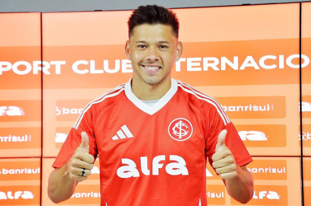 Fala mal do Romero agora agora kkkk o cara vestiu a camisa do chorolados s� pra fazer o p�nalti