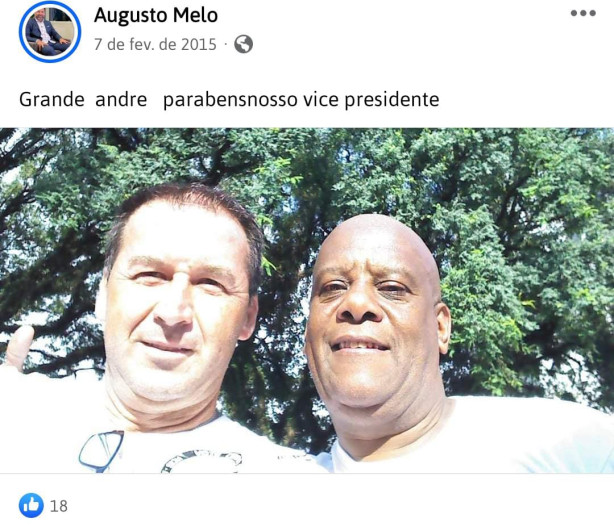 T assando uma carne na churrasqueira do seu grande amigo