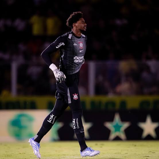 Hugo deveria jogar mais de preto!