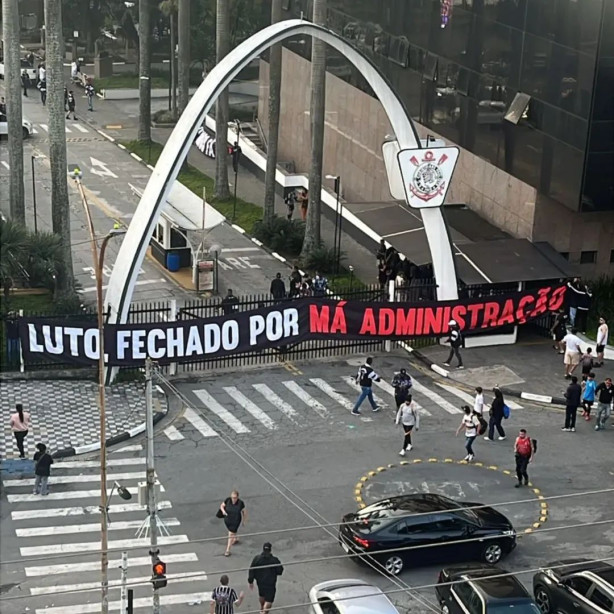 Cobrem os gavi�es agora!