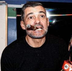 Sai Dorival, Vem ...