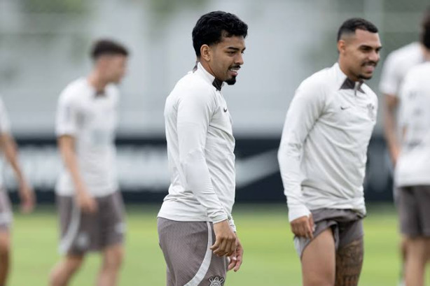 Qual o melhor lateral do Corinthians hoje?