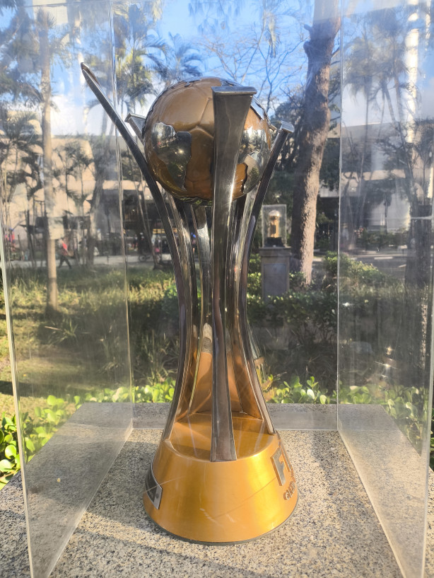 A ta�a do Mundial estava em exposi��o