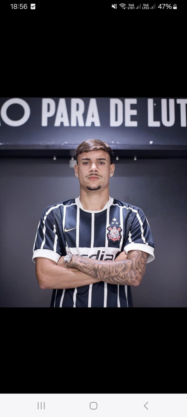 Jo�o Pedro Tchoca tornou-se titular do Corinthians.