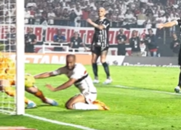 Foi m�o, gol ilegal!
