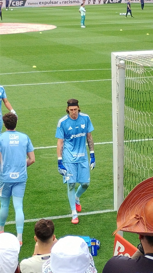 Olha ele aqui pronto pra tomar gol kkk