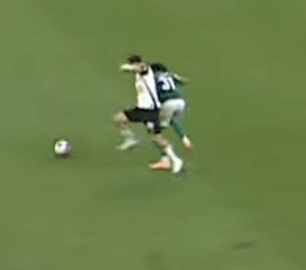 Essa falta na origem do gol ningu�m fala...