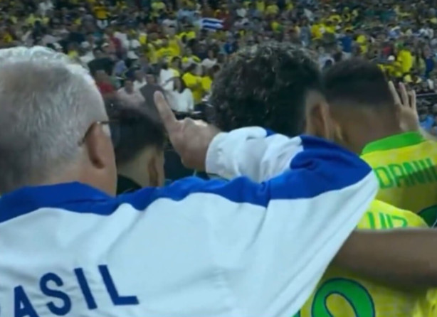 Os f�s do Dorival n�o pedem a sa�da dele. V&atilde;o esperar o Corinthians cair para o Palmeiras? � isso?