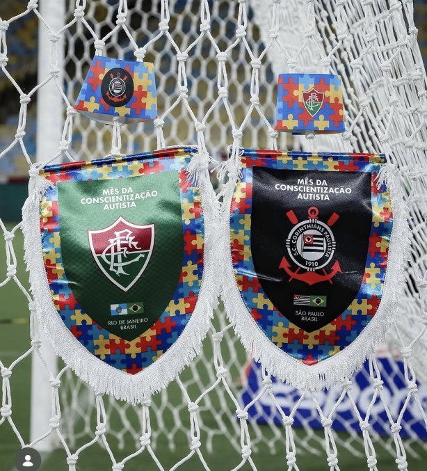 Pelo menos a fl�mula t� com o escudo da camisa nova
