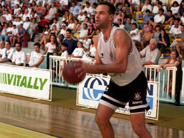 �nico jogador de basquete do mundo a estar na cal�ada da fama da NBA sem ter jogado
