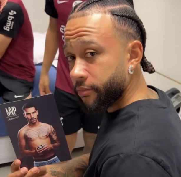 Memphis recebendo perfume do Matheusinho