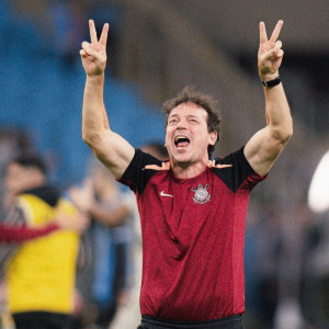 Diniz adiou a crise do Corinthians