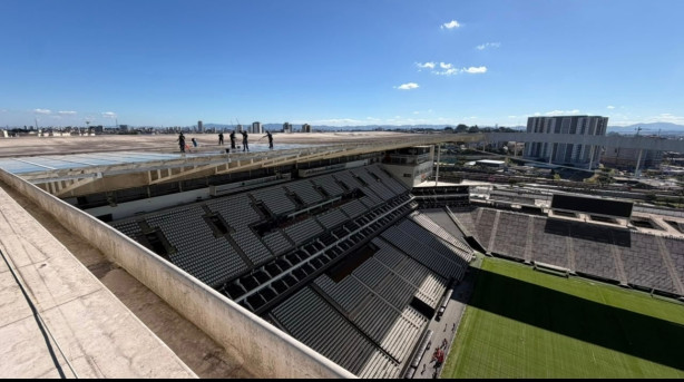 Limpeza do teto na arena iniciou-se .