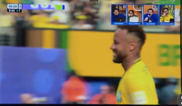Neymar rindo provocando goleiro