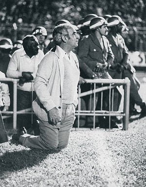 Vicente Matheus ajoelhado na beira do campo em 77