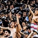 Torcedores apoiando o Corinthians no setor norte