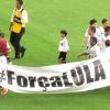 Dentro de campo os jogadores tambm homenageiam o torcedor ilustre com a faixa #ForaLula