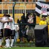 No momento mais emocionante da partida, jogadores do Corinthians comemoram a virada